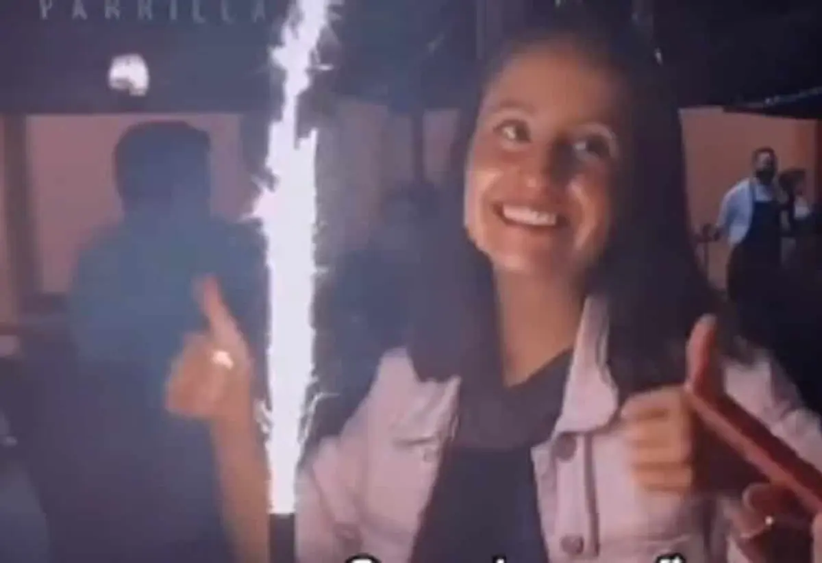 Una joven se hizo viral en las redes sociales por celebrar con un pastel personalizado su renuncia a un “trabajo tóxico” en compañía de su familia.