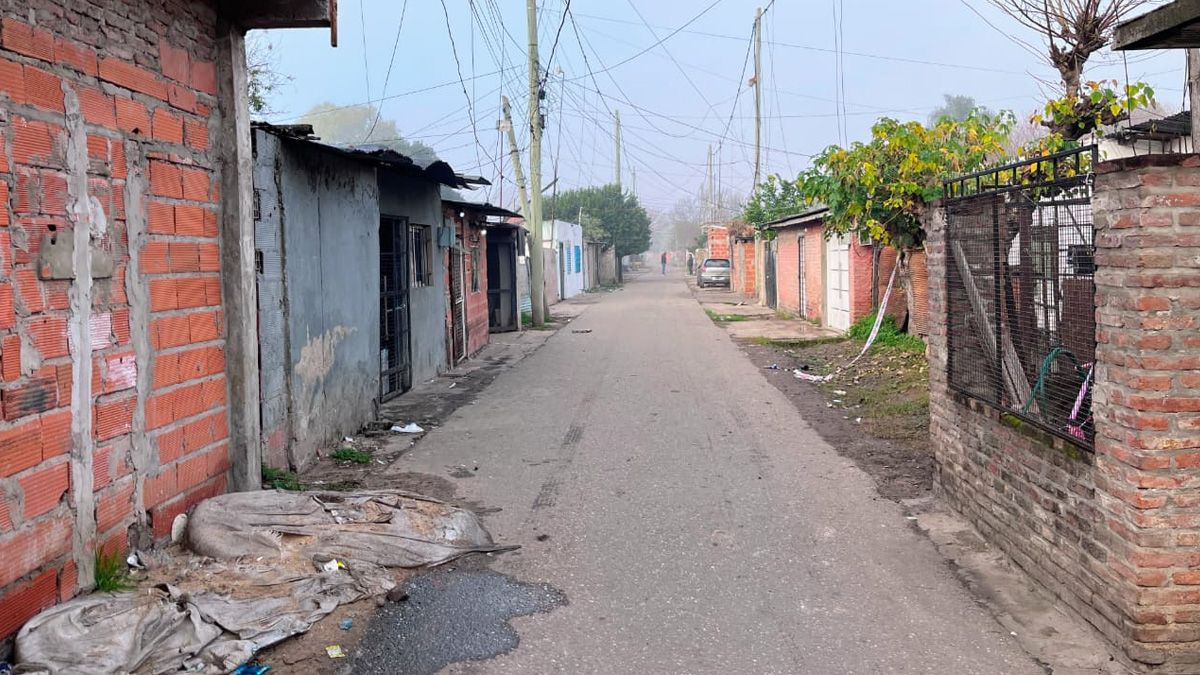 Durante la madrugada, Villa Banana quedó envuelta en un amplio operativo de seguridad de fuerzas federales y provinciales, porque tenían que resguardar el trabajo de los peritos en una zona que estaba alterada por el enfrentamiento que se había producido dentro del barrio. Durante la madrugada, Villa Banana quedó envuelta en un amplio operativo de seguridad de fuerzas federales y provinciales, porque tenían que resguardar el trabajo de los peritos en una zona que estaba alterada por el enfrentamiento que se había producido dentro del barrio.