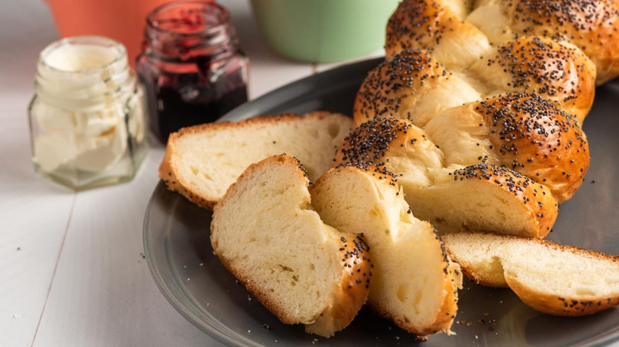 El jalá es un pan trenzado judío que se hace con ingredientes simples y su preparación es muy sencilla.