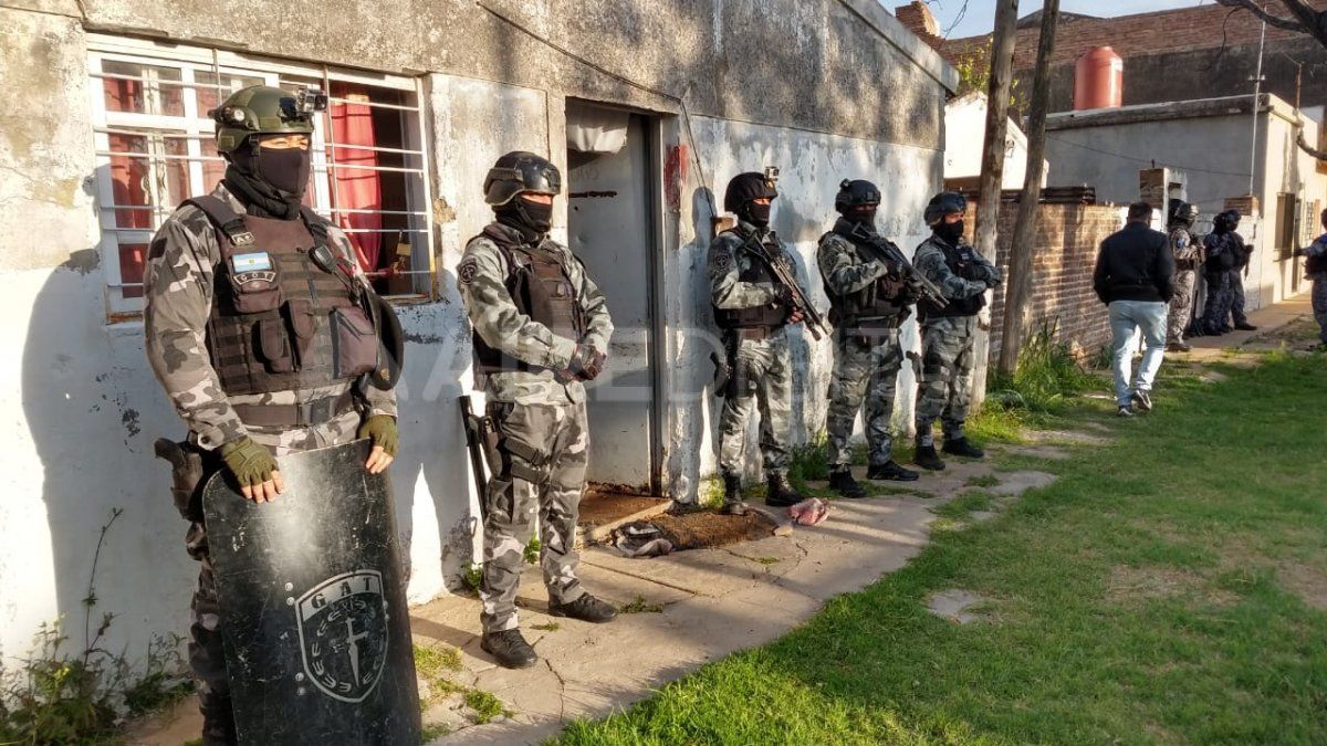 La AIC realiza los allanamientos con el apoyo del G.A.T y el G.O.T
