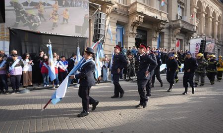 Con una Plaza 25 de Mayo colmada de vecinos y familias, comenzó el tradicional desfile cívico-militar. Con una Plaza 25 de Mayo colmada de vecinos y familias, comenzó el tradicional desfile cívico-militar.