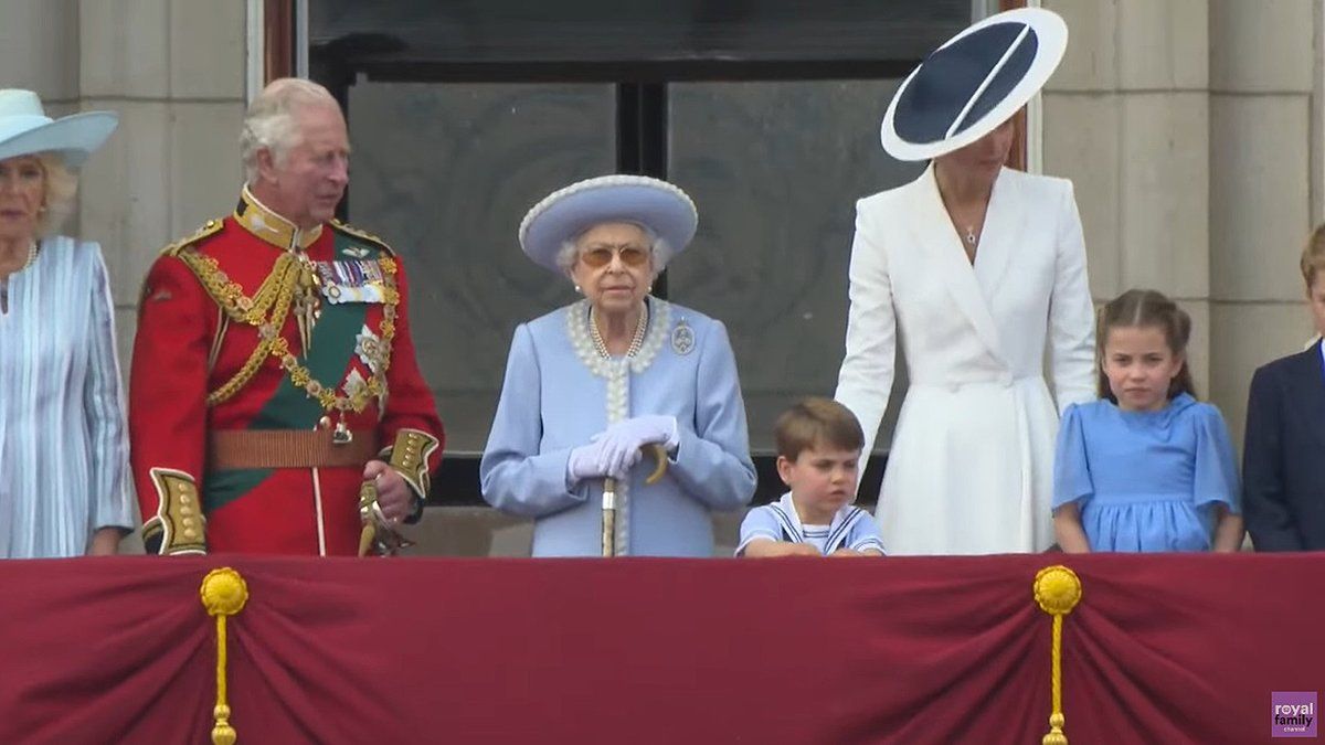 La reina salió a saludar al balcón del palacio con su familia.&nbsp;