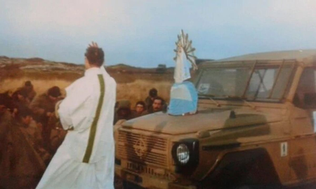 La imagen de la Virgen había arribado a las Islas Malvinas una semana después de haber comenzado el conflicto bélico, más precisamente el 9 de abril de 1982, con el objetivo de acompañar a los soldados argentinos desplegados en el archipiélago La imagen de la Virgen había arribado a las Islas Malvinas una semana después de haber comenzado el conflicto bélico, más precisamente el 9 de abril de 1982, con el objetivo de acompañar a los soldados argentinos desplegados en el archipiélago
