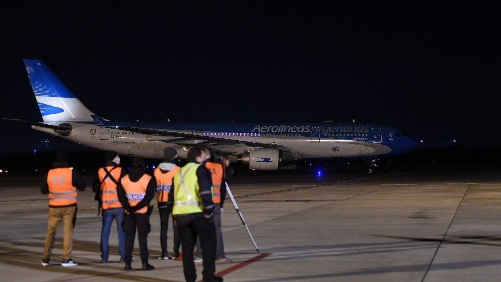 Las vacunas Moderna llegaron en dos aviones de Aerolíneas Argentinas procedentes de Memphis.