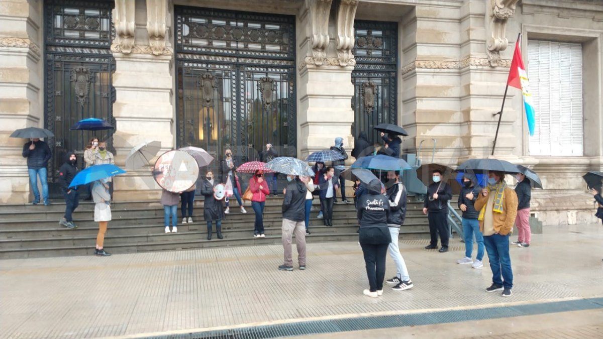 Un grupo de comerciantes autoconvocados realizaron una manifestación frente a Casa Gris en oposición a las medidas anunciadas.