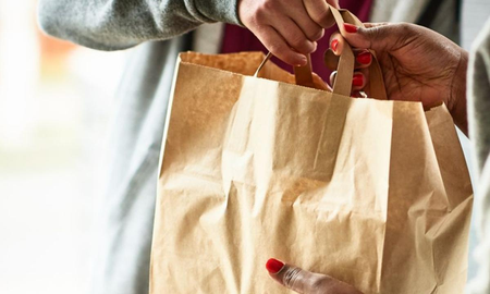 Una mamá llora al ver que una persona dejó varias bolsas de comida en la puerta de su casa Una mamá llora al ver que una persona dejó varias bolsas de comida en la puerta de su casa