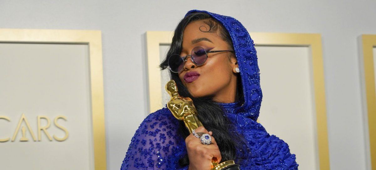 H.E.R. festejando su Premio Oscar.