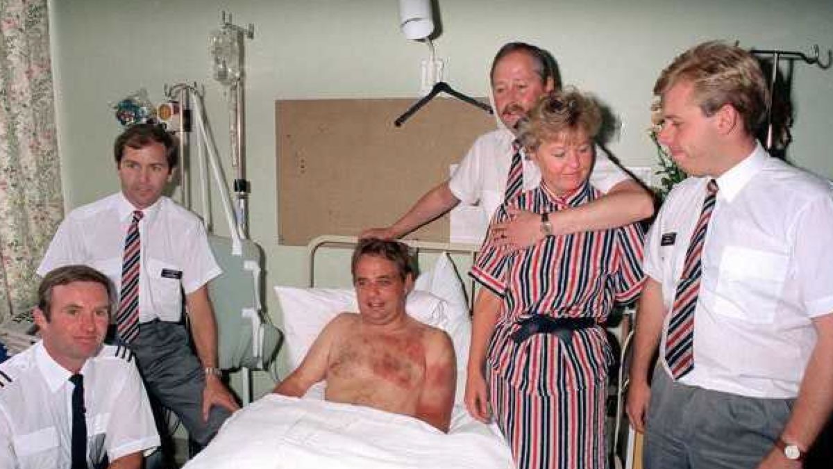 En el Hospital General de Southampton, donde internaron a Lancaster, el comnadante del vuelo fue visitado por la tripulación completa del vuelo 5390 de British Airways: el primer oficial Alastair Atchison, y los TCP John Heward, Nigel Ogden, Susan Gibbins y Simon Rogers.