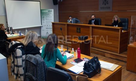 Los jueces Urdiales, Mingarini y Carrara llevan adelante el debate que se desarrolla en la sala 1 de tribunales Los jueces Urdiales, Mingarini y Carrara llevan adelante el debate que se desarrolla en la sala 1 de tribunales
