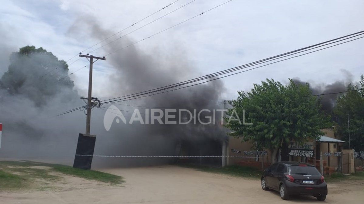 Un incendio consumió por completo un local de indumentaria ubicado en Ruta 1
