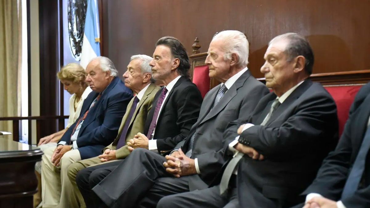 Cinco de los seis miembros de la Corte de Santa Fe superan los 75 años de edad.