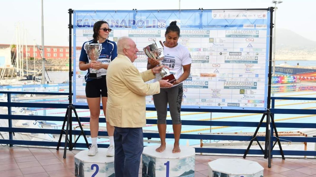 Mayte Puca recibiendo el trofeo de primer puesto en una de sus tantas competencias disputadas a lo largo de su carrera. Mayte Puca recibiendo el trofeo de primer puesto en una de sus tantas competencias disputadas a lo largo de su carrera.