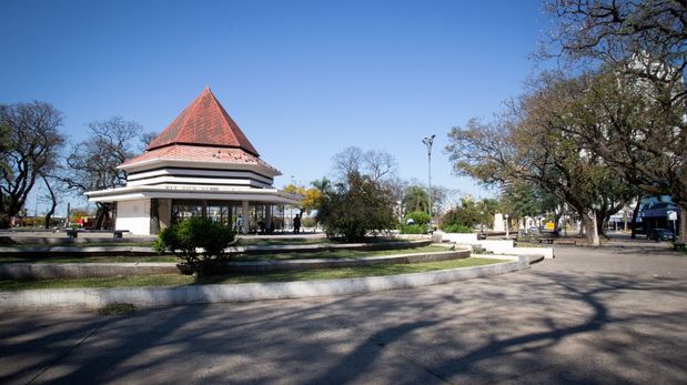 El kiosco ubicado en la esquina de Rivadavia y La Rioja, sobre la plaza del Palomar, fue atacado a tiros este domingo por la tarde.