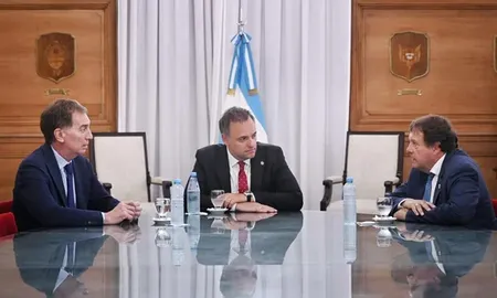 El ministro del Interior, Diego Santilli, recibió este viernes al gobernador de Río Negro, Alberto Weretilneck. El ministro del Interior, Diego Santilli, recibió este viernes al gobernador de Río Negro, Alberto Weretilneck.