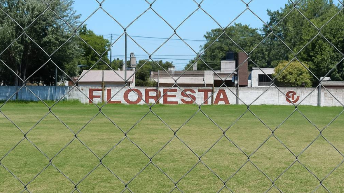 Liga Santafesina: suspendieron por un año y medio al jugador de Floresta que agredió al árbitro en el clásico contra Don Salvador