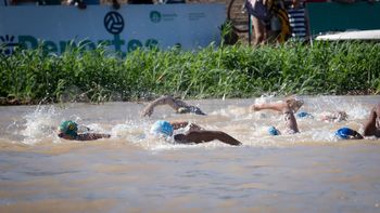 A qué hora pasarán los nadadores de la Maratón Santa Fe - Coronda por Santo Tomé