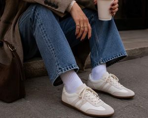 Las zapatillas de perfil bajo y estética retro reemplazan a las chunky sneakers este invierno 2026. Las zapatillas de perfil bajo y estética retro reemplazan a las chunky sneakers este invierno 2026.