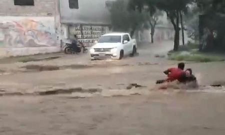 En la capital cayeron cerca de 90 milímetros de agua en una hora. En la capital cayeron cerca de 90 milímetros de agua en una hora.