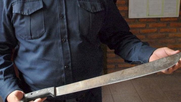 Una pelea entre vecinos terminó con un joven herido a machetazos