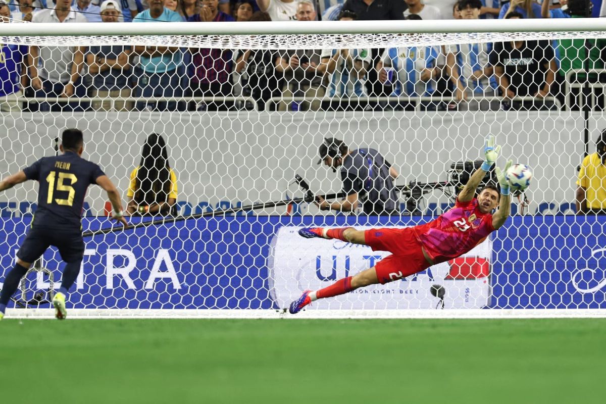 El primer penal que contuvo Dibu Martínez. El primer penal que contuvo Dibu Martínez.
