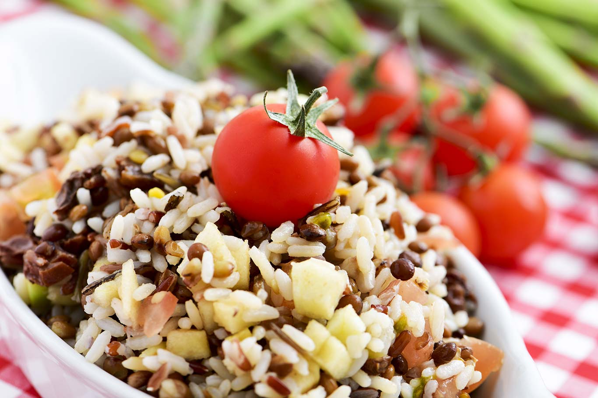 La ensalada de lentejas y arroz lleva ingredientes que seguro tenés en casa y es una opción deliciosa para los días de calor. La ensalada de lentejas y arroz lleva ingredientes que seguro tenés en casa y es una opción deliciosa para los días de calor.