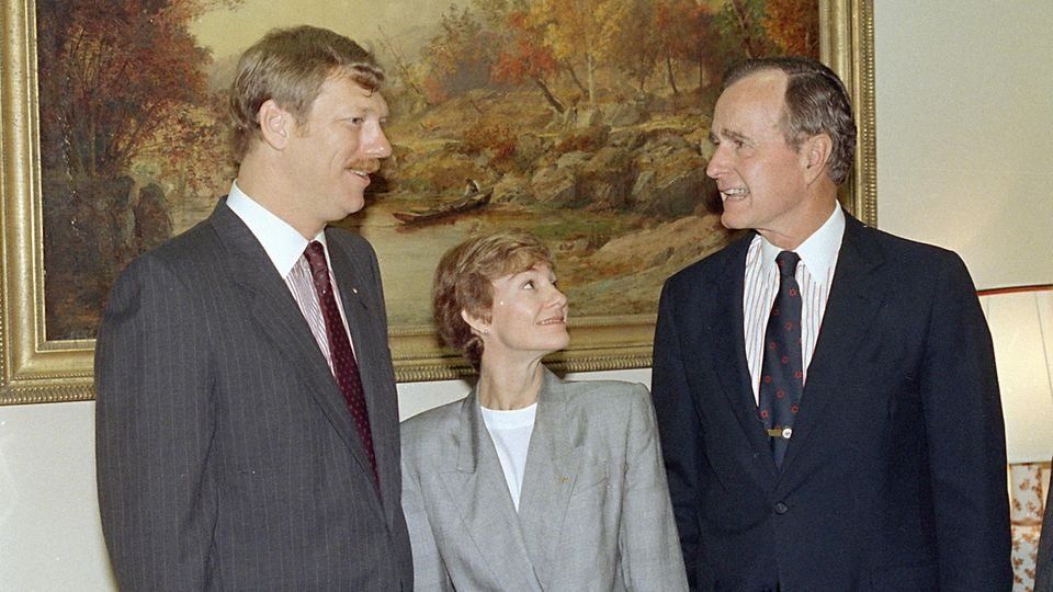En mayo de 1988, el por entonces vicepresidente de los Estados Unidos, George Herbert Walker Bush, recibió en la Casa Blanca al capitán Robert Schornstheimer y a la primer oficial Madeline Tompkins quienes, con su alto profesionalismo, lograron aterrizar el Boeing 737--200 y salvar la vida de todos sus pasajeros.