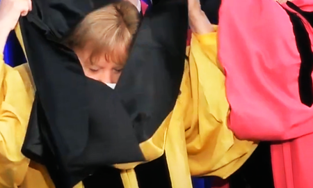 Durante la ceremonia, la mandataria sufrió un contratiempo al no poder colocarse la toga de doctorada de la institución educativa durante todo un interminable minuto. Durante la ceremonia, la mandataria sufrió un contratiempo al no poder colocarse la toga de doctorada de la institución educativa durante todo un interminable minuto.