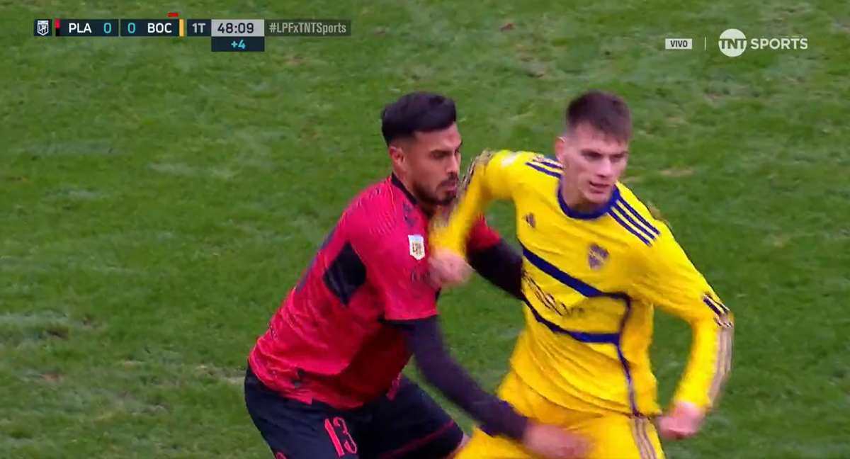 El codazo que metió Kevin Zenón en el partido de Boca con Platense.