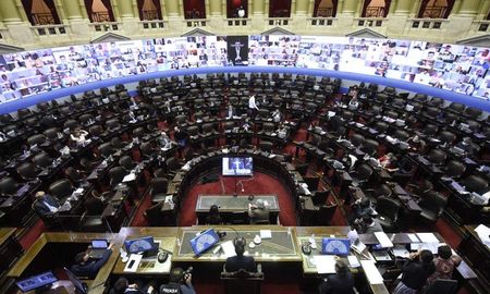 Durante la sesión, convocada formalmente para las 13 y que se extendería hasta la madrugada del jueves, la Cámara baja debatirá además una iniciativa sobre el Impuesto a las Ganancias para las sociedades, que reduce del 30% al 25% la alícuota que pagan las pequeñas y medianas empresas. Durante la sesión, convocada formalmente para las 13 y que se extendería hasta la madrugada del jueves, la Cámara baja debatirá además una iniciativa sobre el Impuesto a las Ganancias para las sociedades, que reduce del 30% al 25% la alícuota que pagan las pequeñas y medianas empresas.