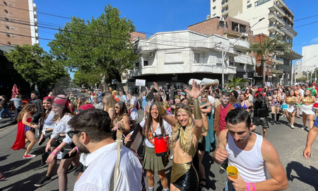 Los estudiantes de quinto año de medicina realizaron la tradicional caravana en Bulevar. Los estudiantes de quinto año de medicina realizaron la tradicional caravana en Bulevar.