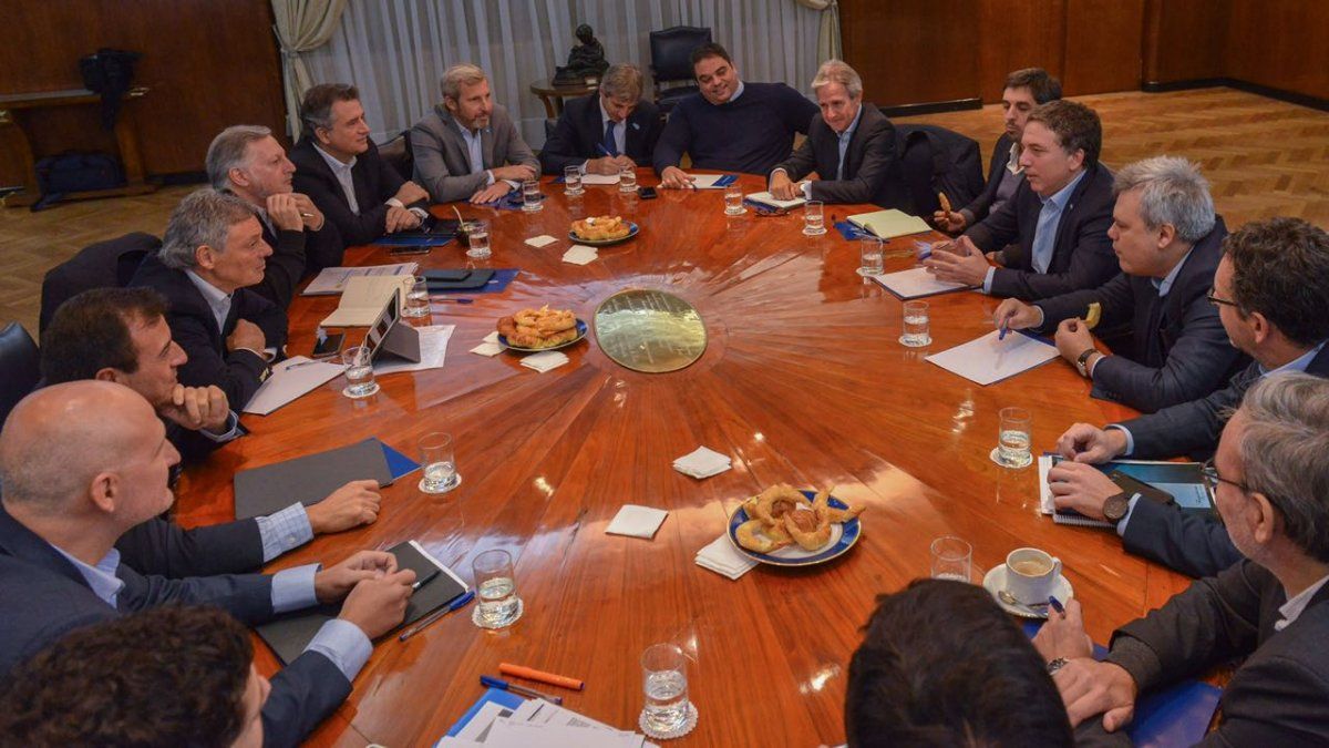 Dujovne estrenó rol de coordinador del equipo económico y recibió a ministros