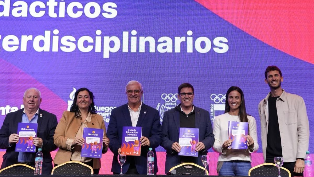 El Gobierno de la Provincia de Santa Fe presentó una colección de diez cuadernillos didácticos para trabajar en las escuelas a partir del deporte y los valores olímpicos. El Gobierno de la Provincia de Santa Fe presentó una colección de diez cuadernillos didácticos para trabajar en las escuelas a partir del deporte y los valores olímpicos.