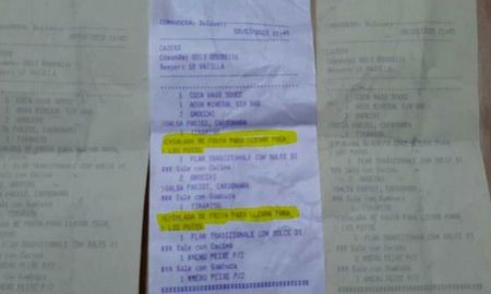 Ensalada de frutas para los pu...: indignante frase en el ticket de un restaurante cordobés