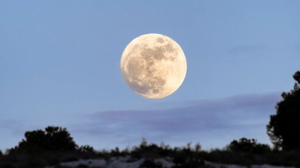 Insólito: científicos descubren agua de orígenes distintos en la Luna