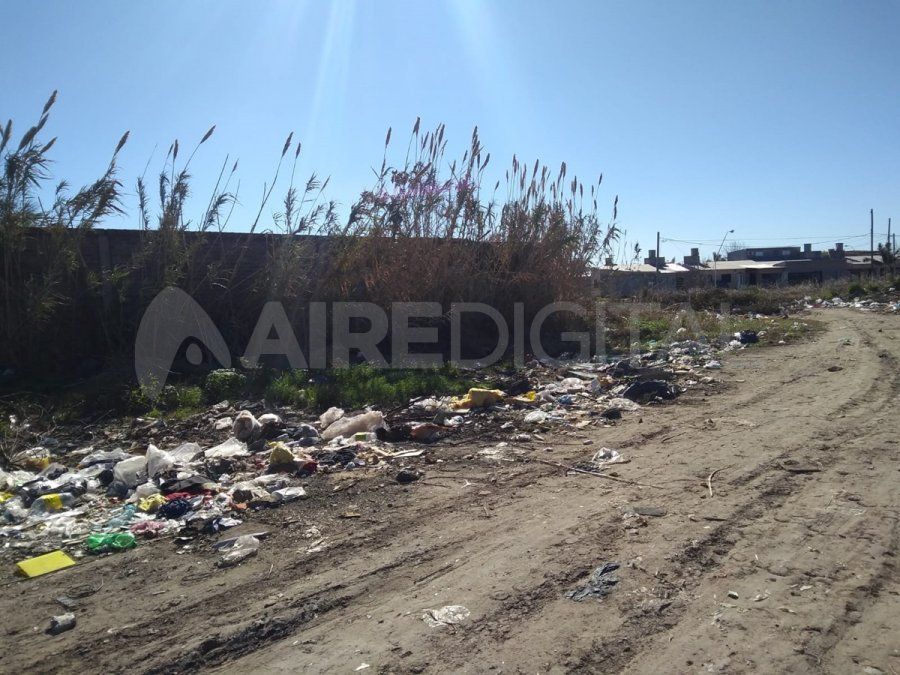 Preocupa a las autoridades un basural que linda con el edificio.