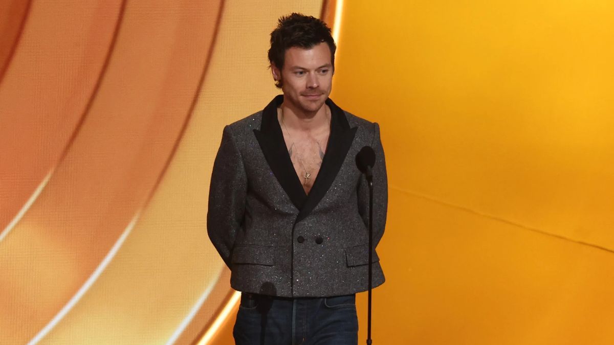 Harry Styles durante aparici&oacute;n en los Grammy 2026, donde impuso la tendencia del menswear sin camisa y sastrer&iacute;a corta.