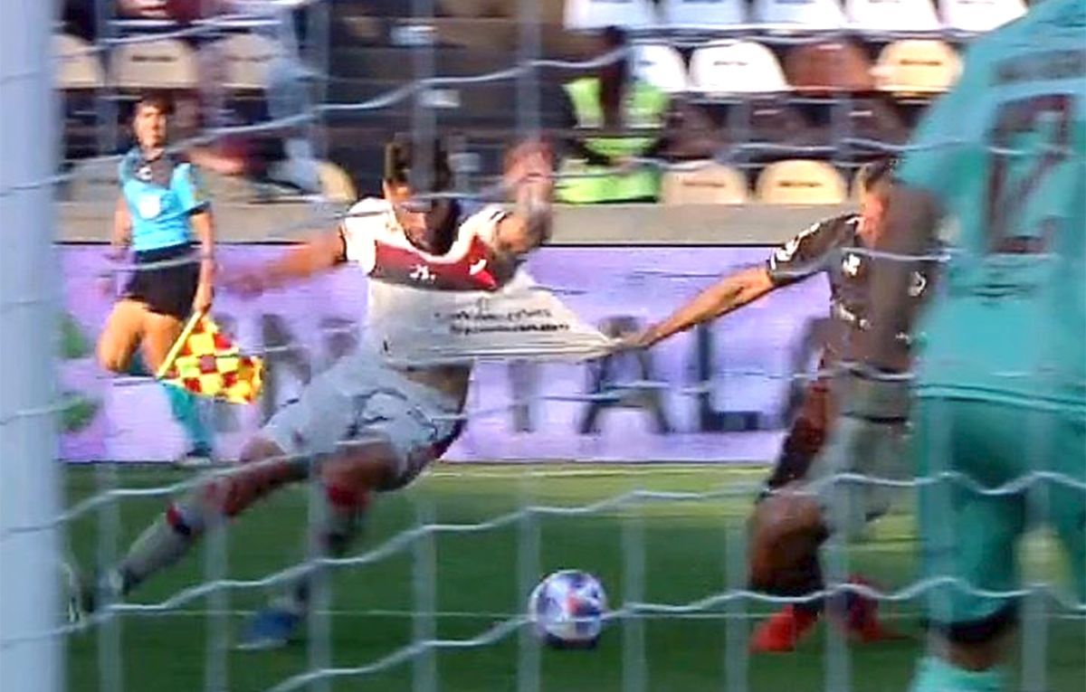 El agarrón en el área sobre Santiago Pierotti que todo Colón reclamó como penal.