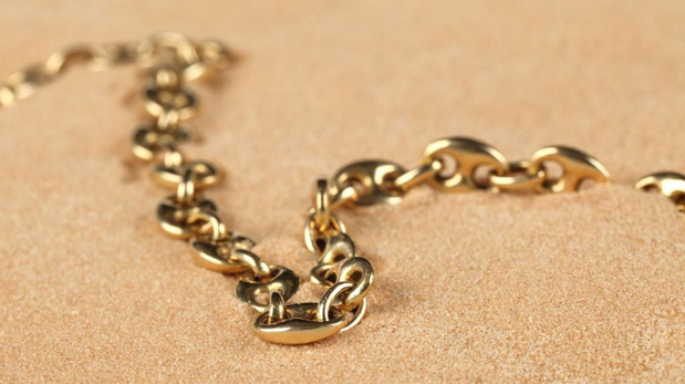 Siguiendo estos simples pasos, podrás mantener tu cadena de oro brillante y hermosa, lista para lucir en cualquier ocasión.