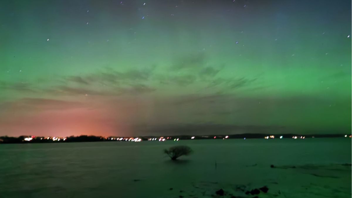 Las auroras boreales o australes son un fenómeno lumínico que se ve en el cielo nocturno. Las auroras boreales o australes son un fenómeno lumínico que se ve en el cielo nocturno.