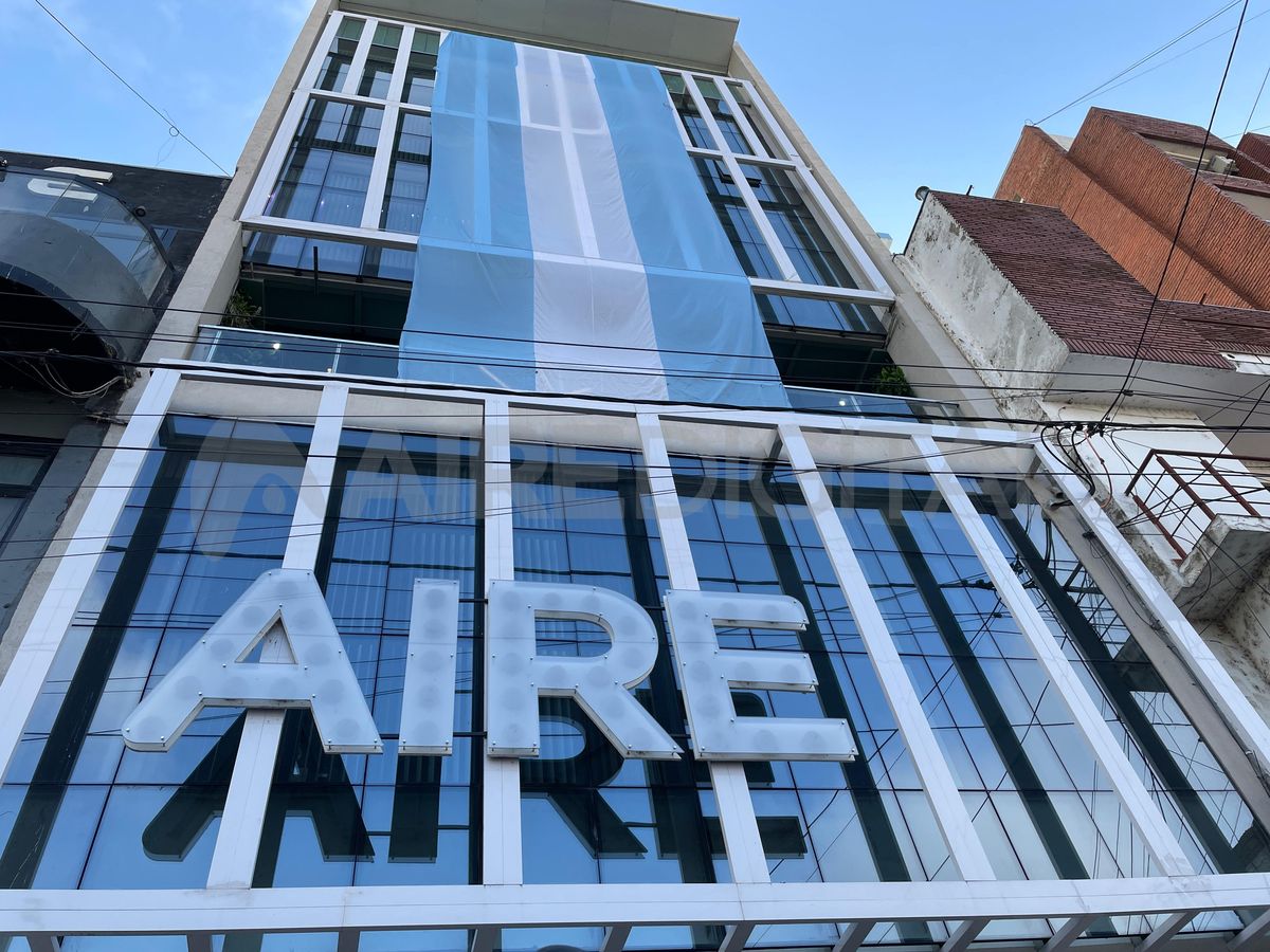 La bandera argentina adorna la fachada del edificio de AIRE de Santa Fe. La bandera argentina adorna la fachada del edificio de AIRE de Santa Fe.