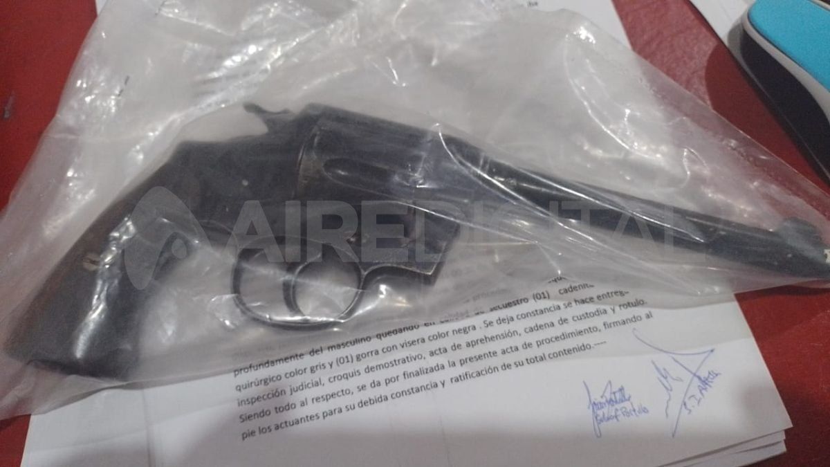 El revólver calibre 38 incautado al agresor de la joven.