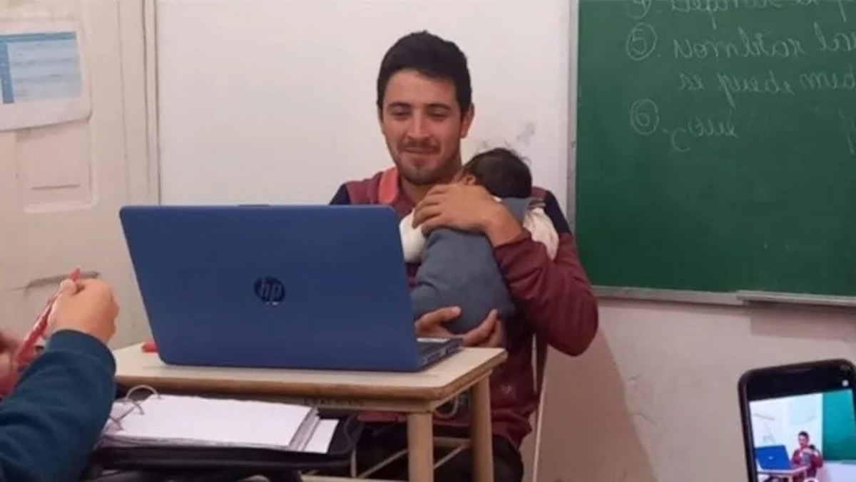Entre Ríos: un profesor dio clases con el bebé de una alumna en brazos y se hizo viral