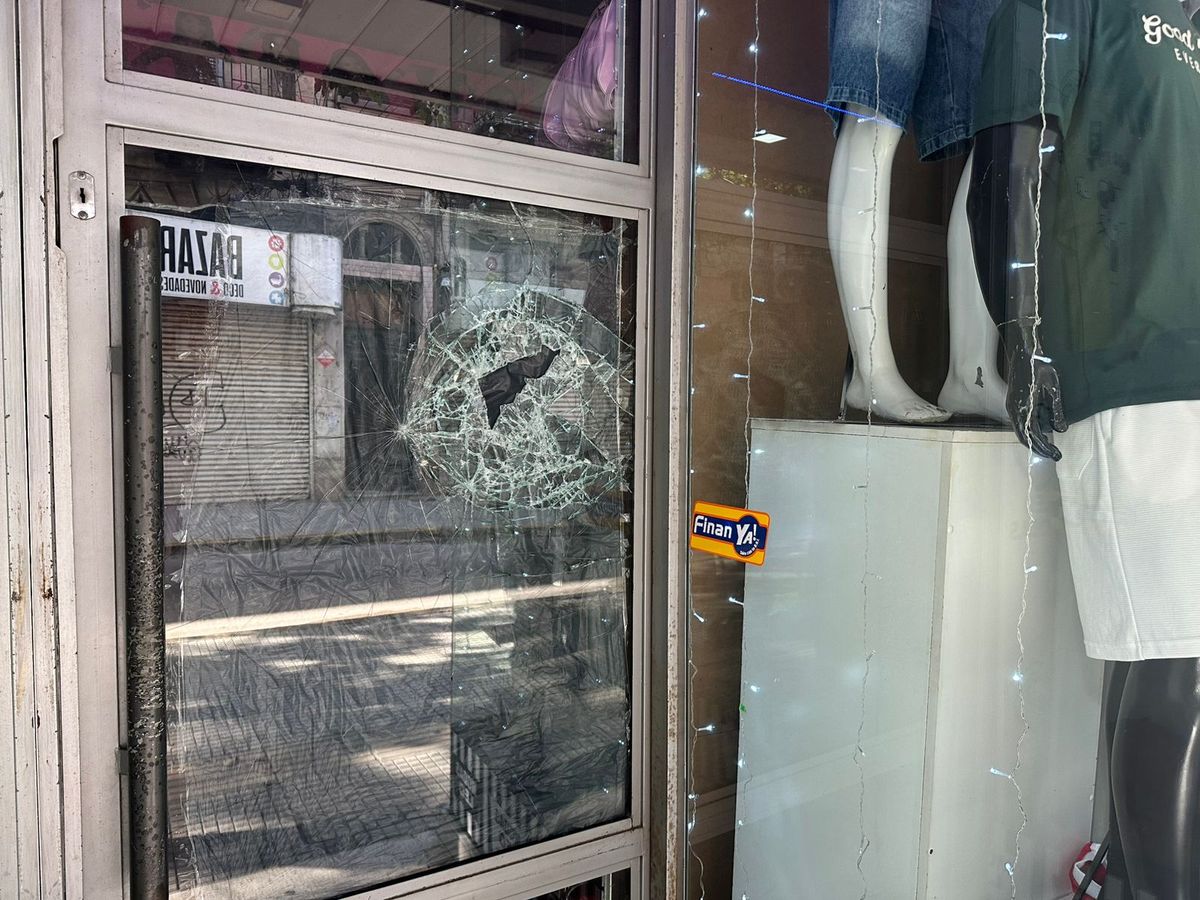 El hombre causó destrozos en un comercio de Santa Fe y fue detenido.