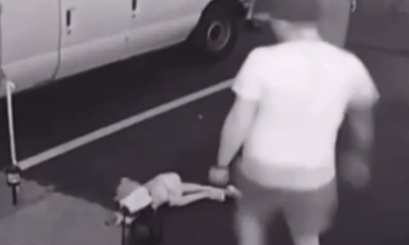Video aterrador: fantasma le hizo una llave de lucha a una nena y la dejó nocaut Video aterrador: fantasma le hizo una llave de lucha a una nena y la dejó nocaut