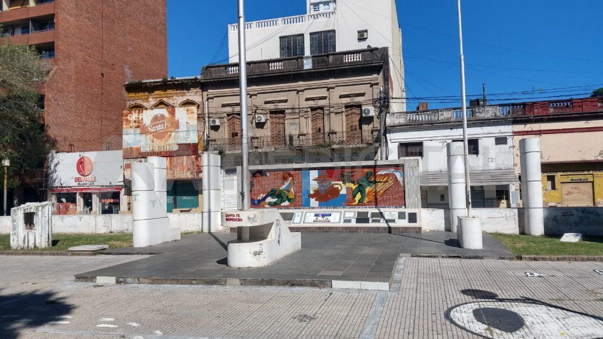 El monumento central se utiliza de baño público y los vecinos aseguran que hay personas que venden droga en ese lugar. 