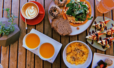 Brunch saludable para disfrutar de un desayuno - almuerzo preparado en casa.