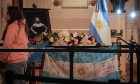 Locomotora Oliveras recibió el último adiós por parte de sus familiares, en una ceremonia íntima, y luego de una multitud que se acercó a la Legislatura de Santa Fe. Locomotora Oliveras recibió el último adiós por parte de sus familiares, en una ceremonia íntima, y luego de una multitud que se acercó a la Legislatura de Santa Fe.