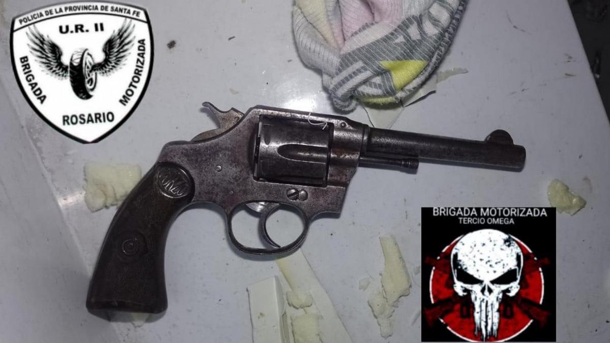 La Policía demoró a un menor y secuestró un arma descartada, que presuntamente fue la utilizada en la balacera. La Policía demoró a un menor y secuestró un arma descartada, que presuntamente fue la utilizada en la balacera.