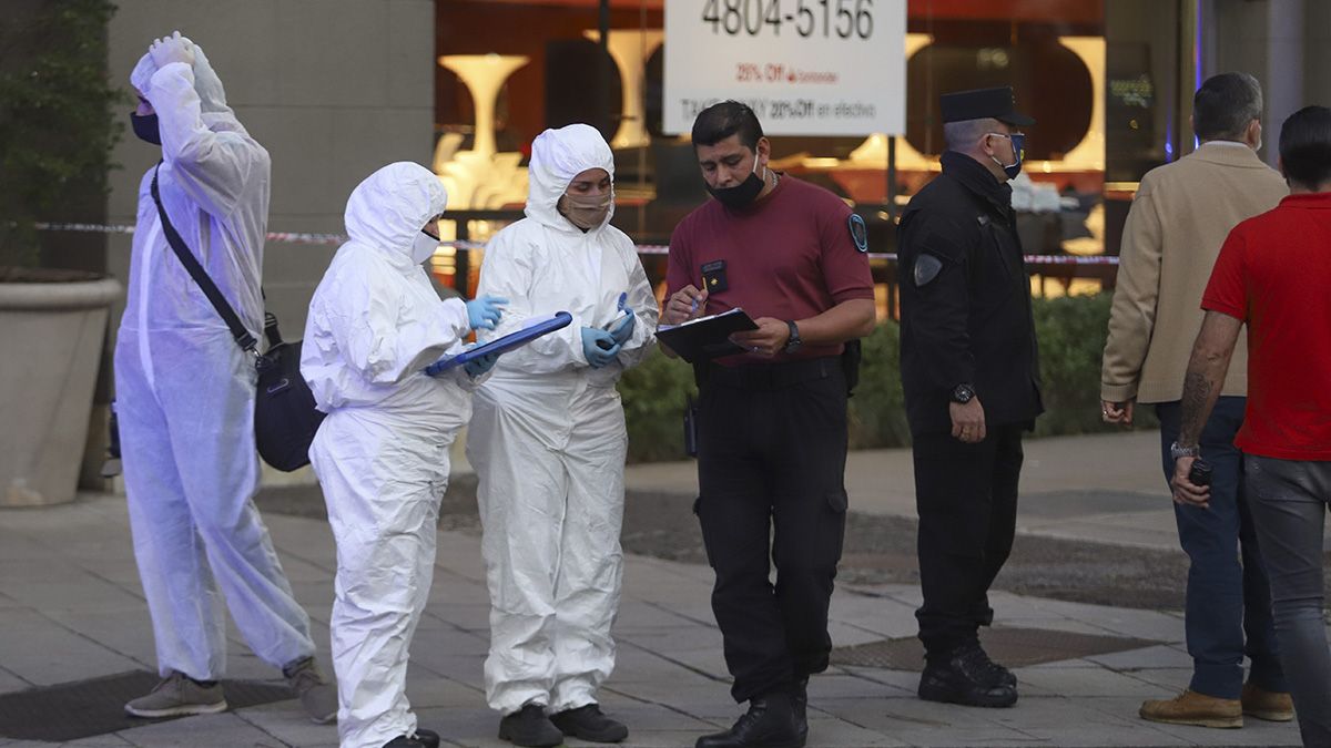 Un efectivo de la Policía Federal murió apuñalado en la tarde de este lunes en la zona de Palermo Chico, tras ser atacado en un confuso episodio por un sujeto al que a su vez logró herir de bala. 