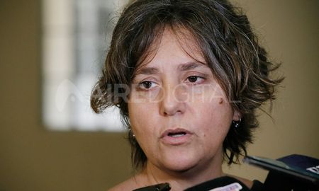 “Dejó una carta manuscrita donde hizo referencia a que había tomado esa decisión porque se sentía agobiada y que lo hacía para proteger a su familia”, explicó al respecto la fiscal que investiga el caso, Mariela Jiménez.